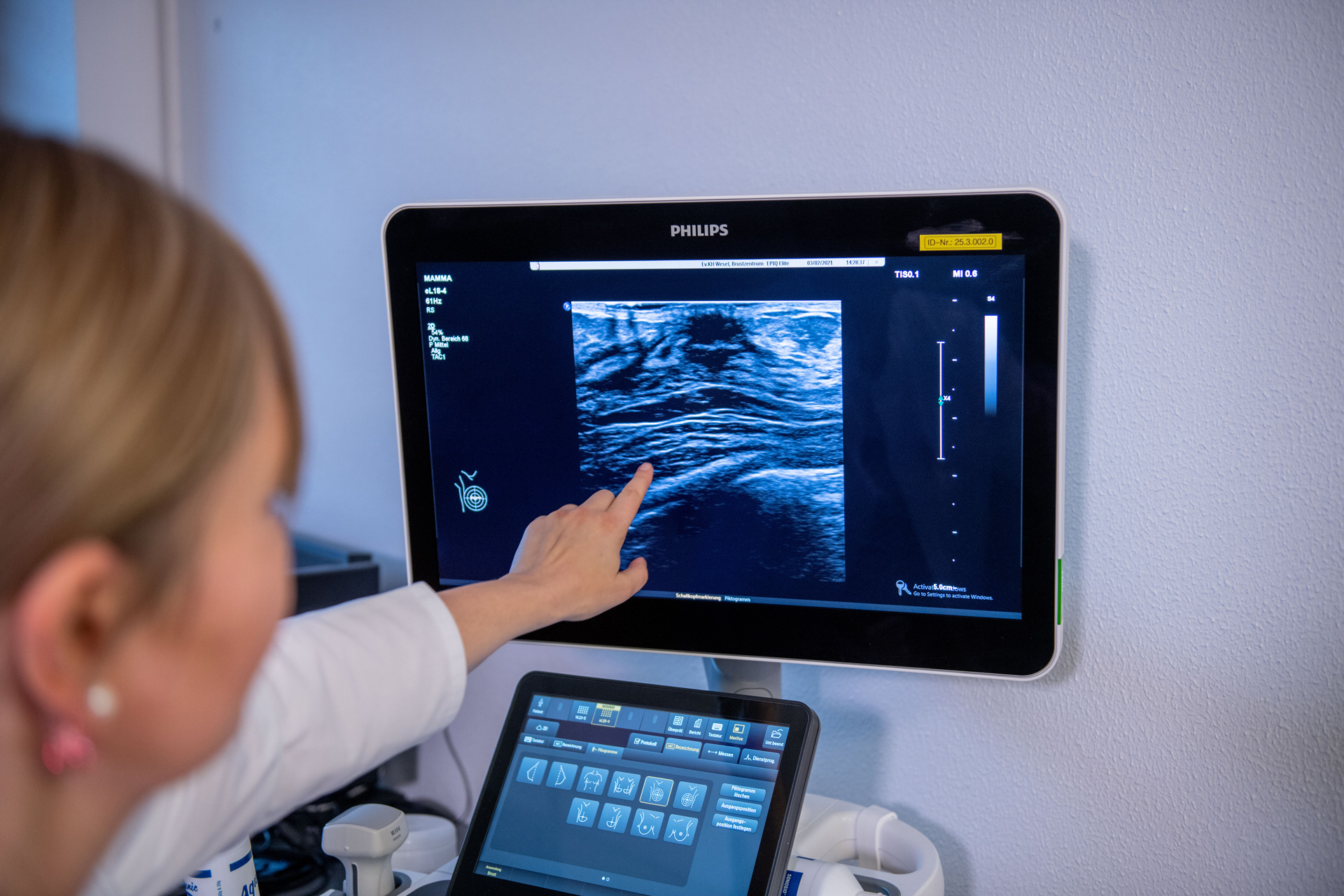 Ärztin bei einer Brustsonographie